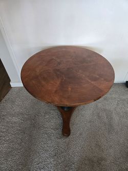 Round Wood Accent/End Table Midsize