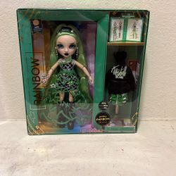 Rainbow High Fantastic Fashion Jade Hunter - Green 11” Doll and Playset with 2 Doll Outfits, and Play Accessories, Kids Gift 4-12  