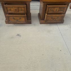 2 matching Solid Wood/End Tables H23x26xw17 