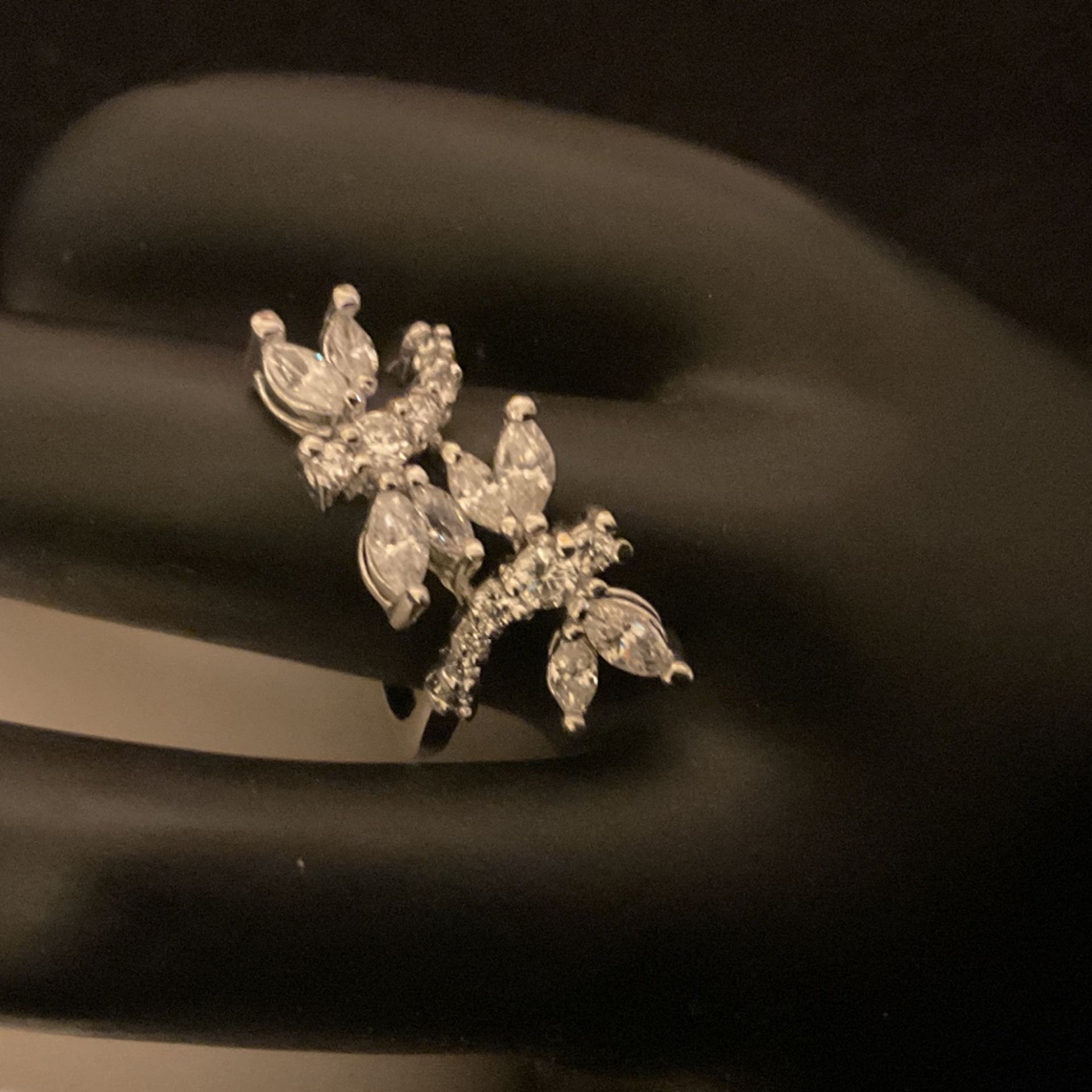 Beautiful Silver Ring With Sparkly Cubic Zirconias And Crystals …Size 8