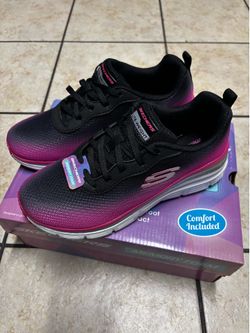BRAND NEW SKETCHERS 7.5