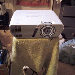 VIEWSONIC  PROJECTOR  And Free  Projector 