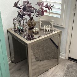 Mirrored accent table set