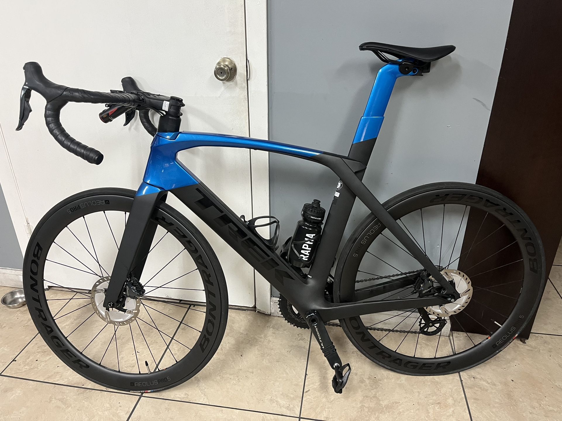 2024 Trek Madone SL 7 Disc 052-RD Carbon Fiber Bontrager Aeolus Pro 5 TLR Disc Road Wheels Bike.