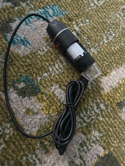 Este es un microscopio digital USB portátil con luces LED integradas.