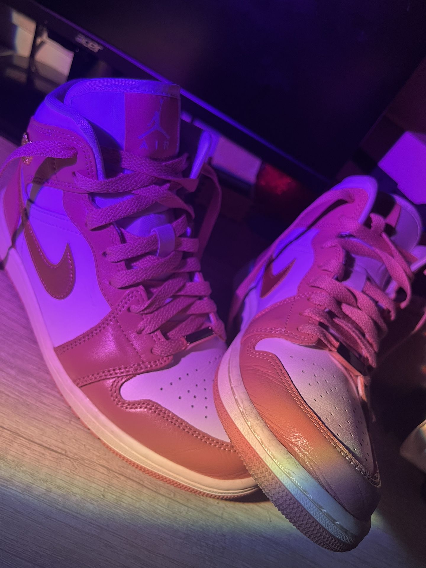 Wmns Air Jordan 1 Mid SE 'Red Stardust'