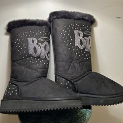 Winter stylish fur women's boots. Size 8,5.$45.