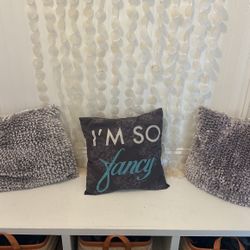 Set Of 3 Pillows 