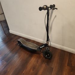 Razor E100 Electric Scooter – Black – Good Condition. Includes Charger