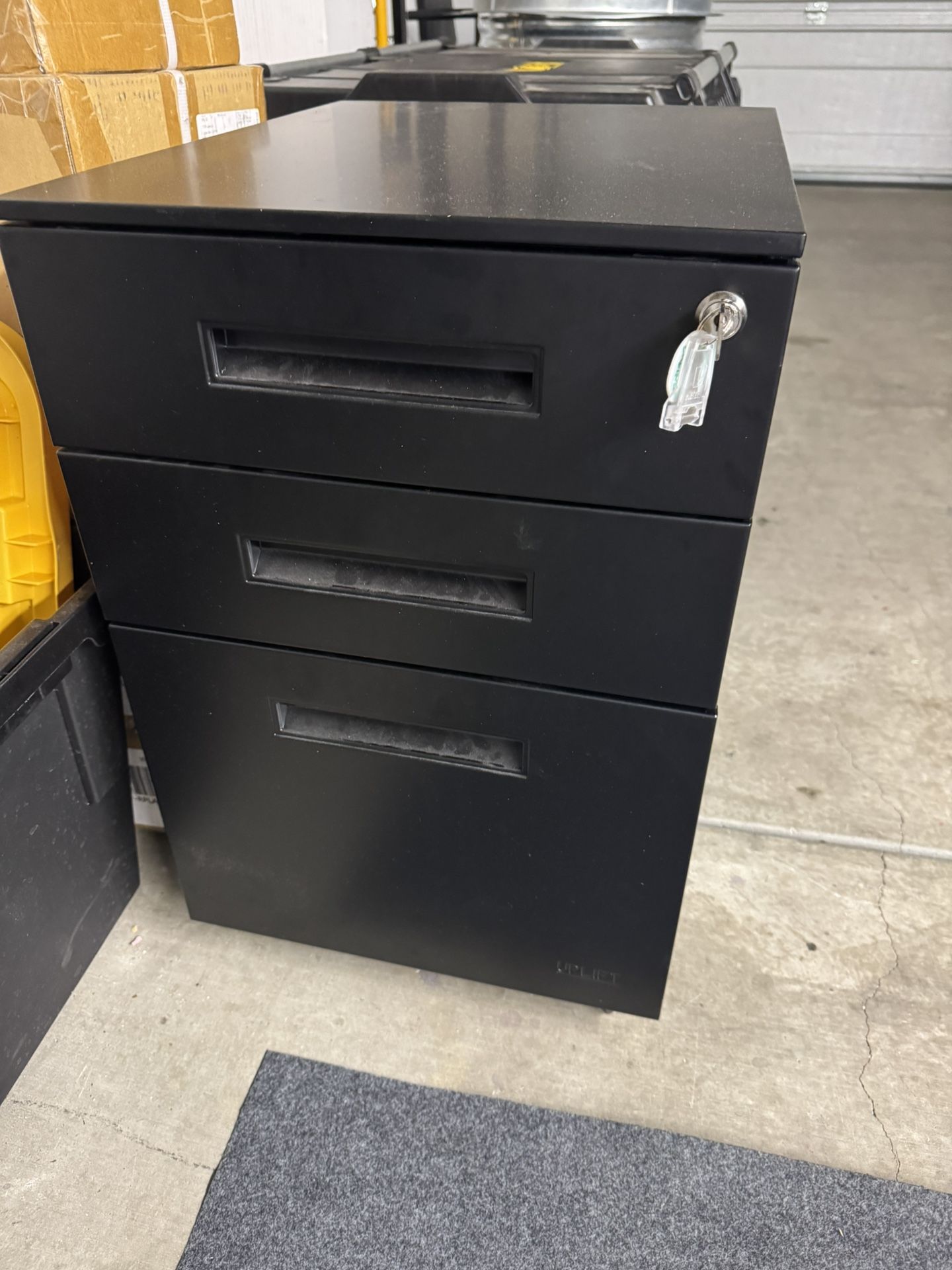 3 Drawer metal file cabinet on wheels locking w/ keys