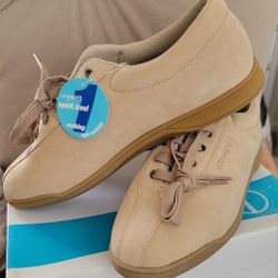 NIB Easy Spirit Hush Puppies