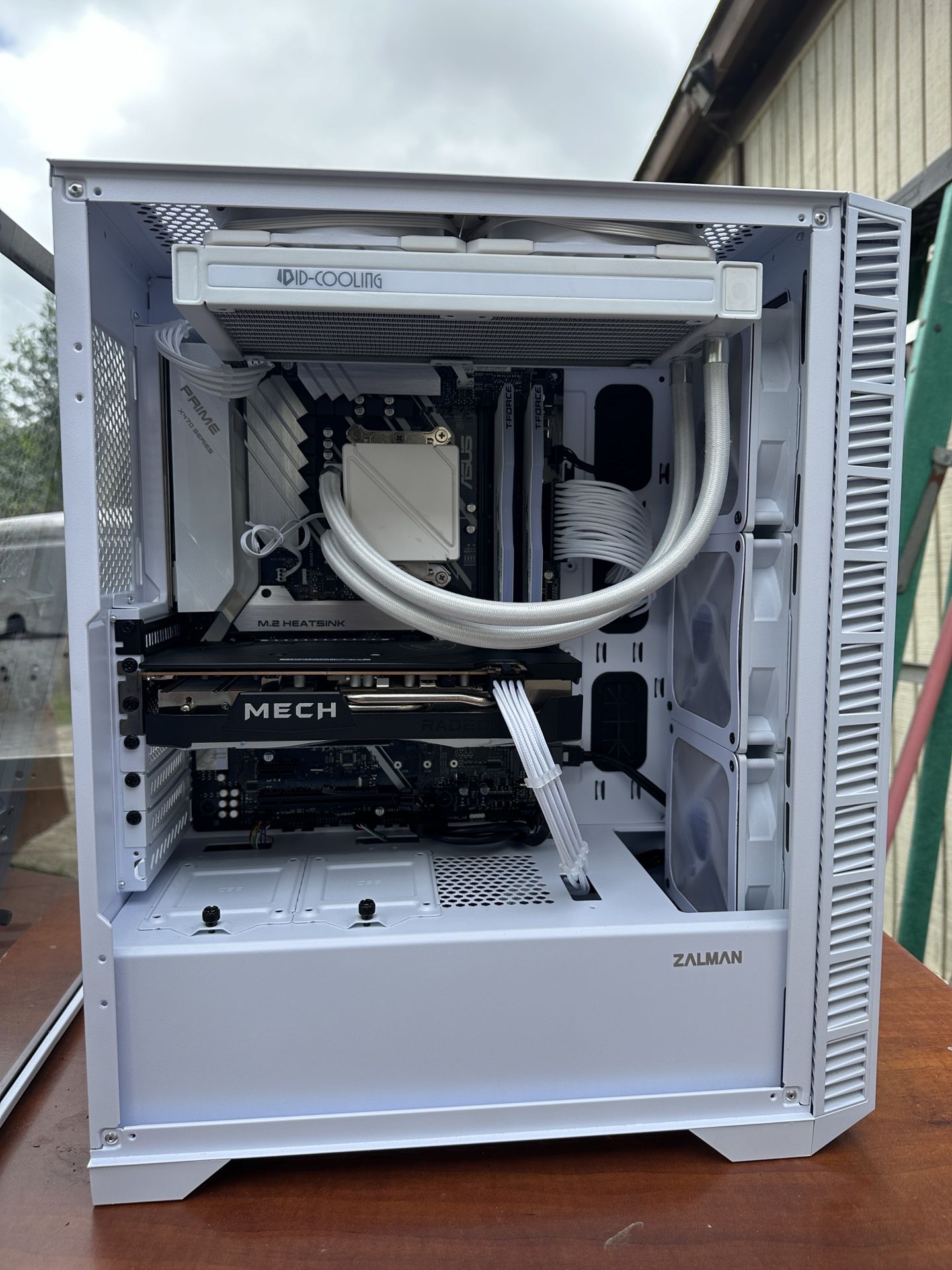 White Gaming Computer (Ryzen5800X, Radeon 6650XT,32GB RAM)