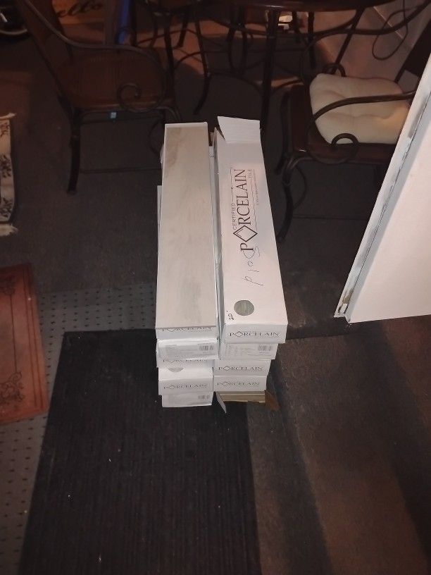 100 Pieces Porcelain Tile 35&5/8"X6" Matte Gray Finish Excellent Condition $450.00