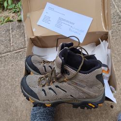 The Merrell Men's Gray 9.5 Waterproof Vibram Sole Hiking Boots