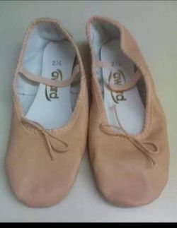 girls ballet shoes 2.5 med $5 FIRM