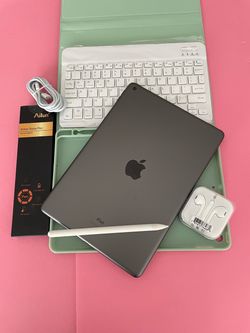 Apple IPad 8th Generation (10.2” Retina /Latest iOS 26/ 2020 model) 32GB with stylus pen, keyboard & Accessories