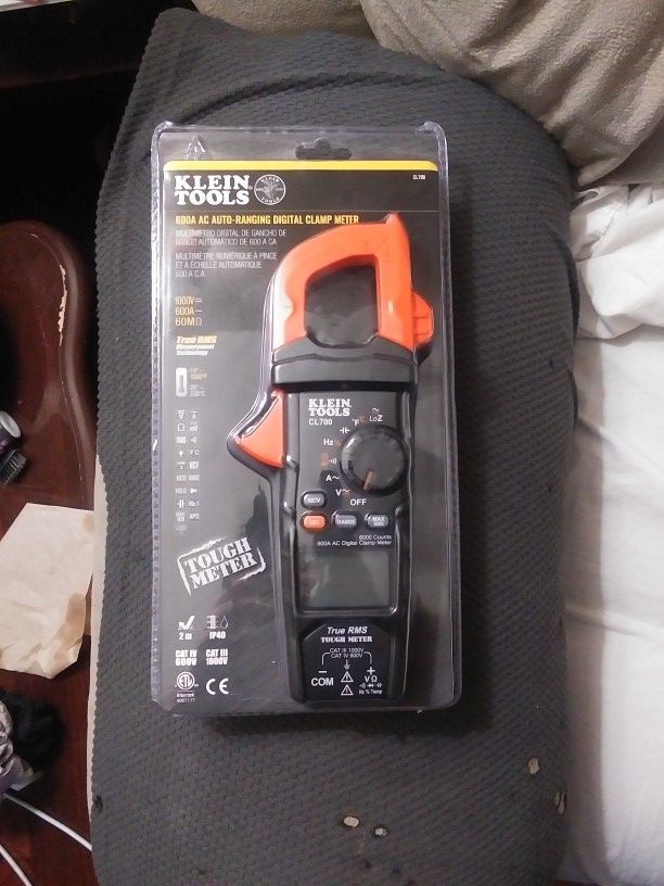 Klein Tools 600 AC Auto-Ranging Digital Clamp Meter. CL700 Brand New