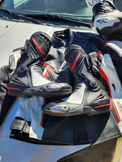 Alpinestars 1-Piece Leather Race Suit (Challenger / Motegi Series)​Alpinestars Leather Sport Riding Jacket (GP Plus / GP-R SeriesPair 1: Alpinestars S