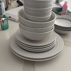 Kitchen Plates And Bowls 