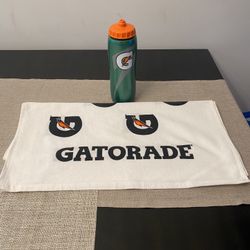 Gatorade 32oz Squeeze Sports Bottle & Gatorade Towel Combo