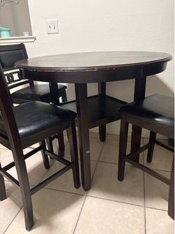 round dining table