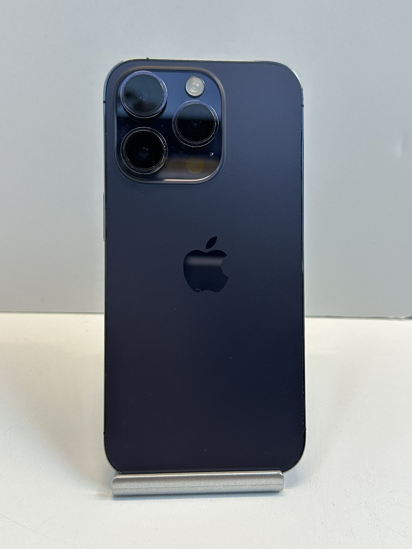 Apple iPhone 14 PRO 128gb. ( Fully Unlocked )