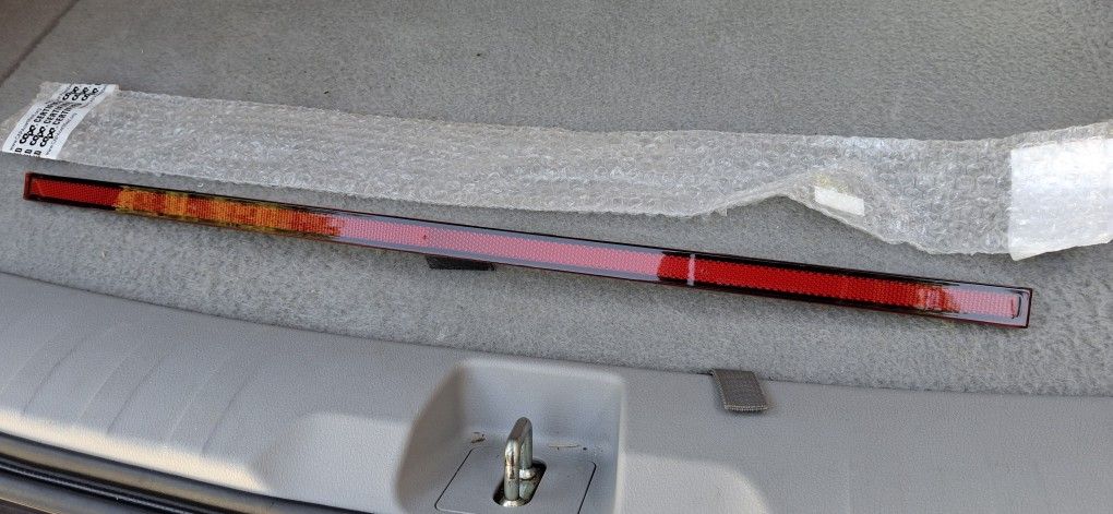 2015-2018 Ford Edge-Rear, Center Bumper Reflector