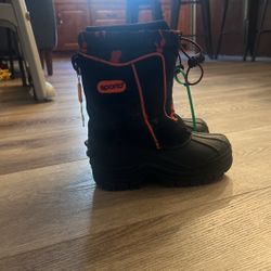 Boys snow boots size 11