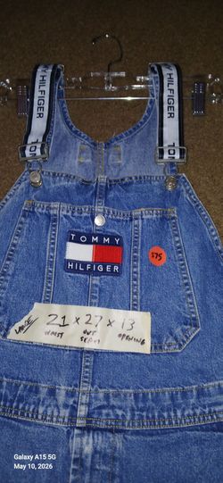 Vintage Tommy Hilfiger Womens Overall Shorts size Large. Measurements are: 21 Waist x 27 Outseam x 13 Leg Opening.