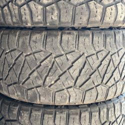 NITTO285/45/22  4x$160.00Una Tiene Parche 