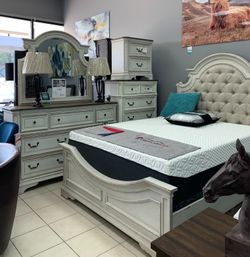 5pc Bedroom Set - Queen / Juego de dormitorio de 5 pizas - Queen 