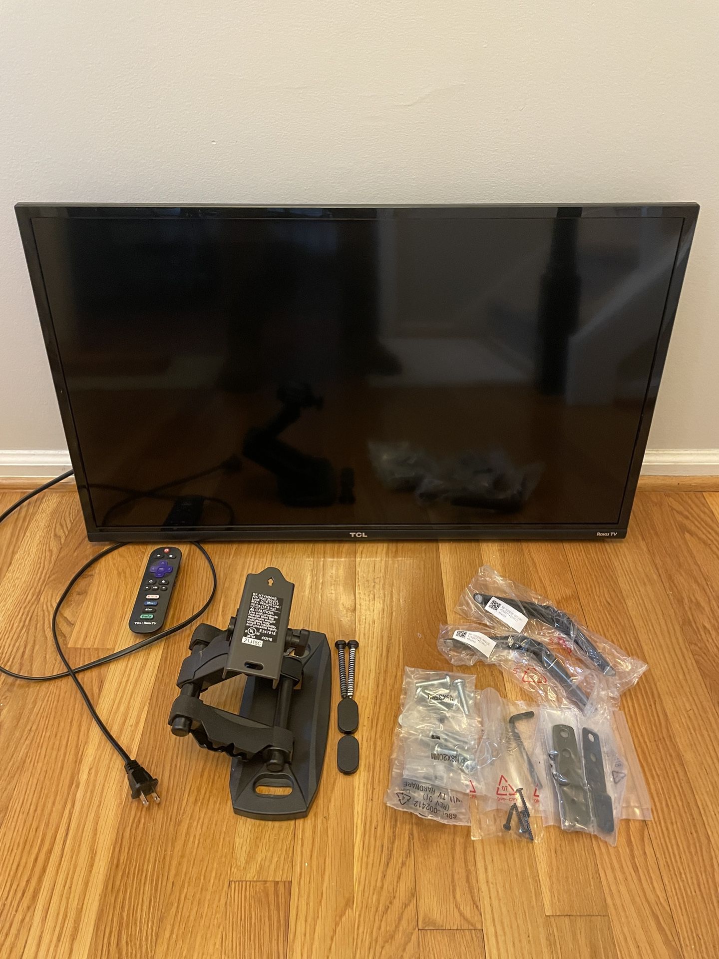 32 Inch Roku TV with Wall Mount