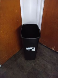 13 gallon Plastic trash can
