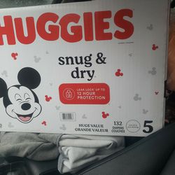 Huggies Baby Diapers  Size 5 Huge Value Box 132 Count