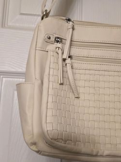 Bueno new without tags purse. Multiple pockets. Adjustable shoulder strap.