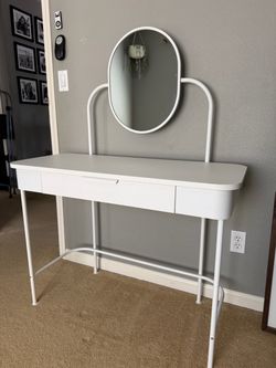 Lovely white vanity in excellent condition