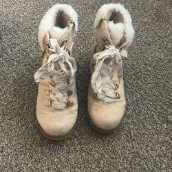 Girl’s Cream Colored Boots With Fur