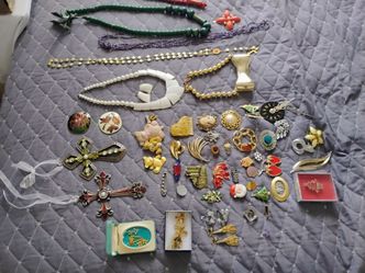 Vintage Costume Jewelry Lot – Brooches, Necklaces & More