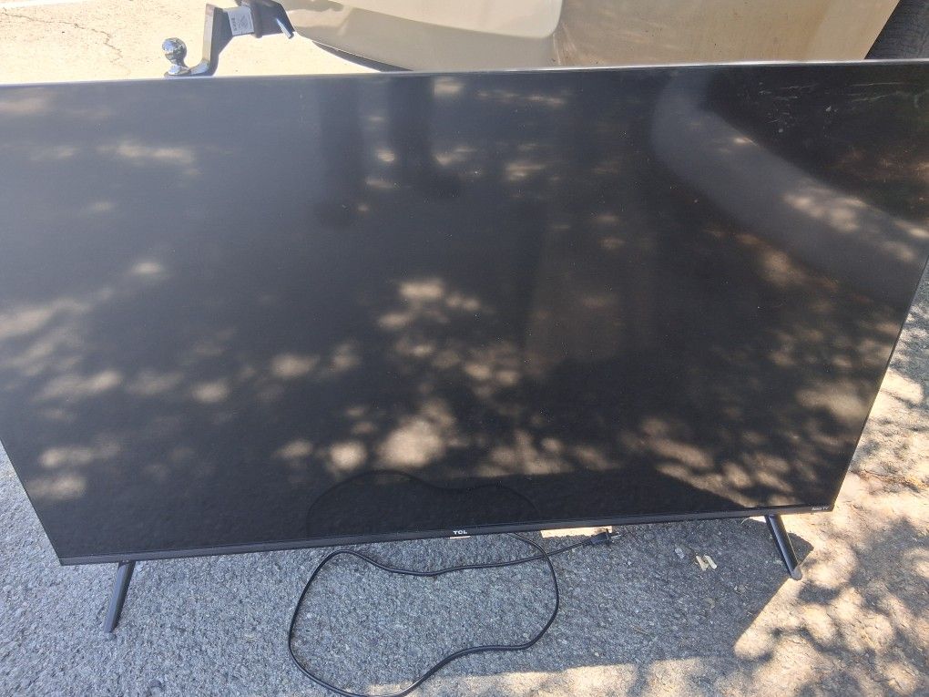 43' TCL ROKU SMART TV WITH REMOTE