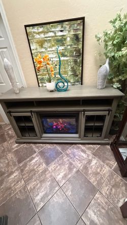 Beautiful Dimplex fireplace /tv stand in excellent condition 71” inches long