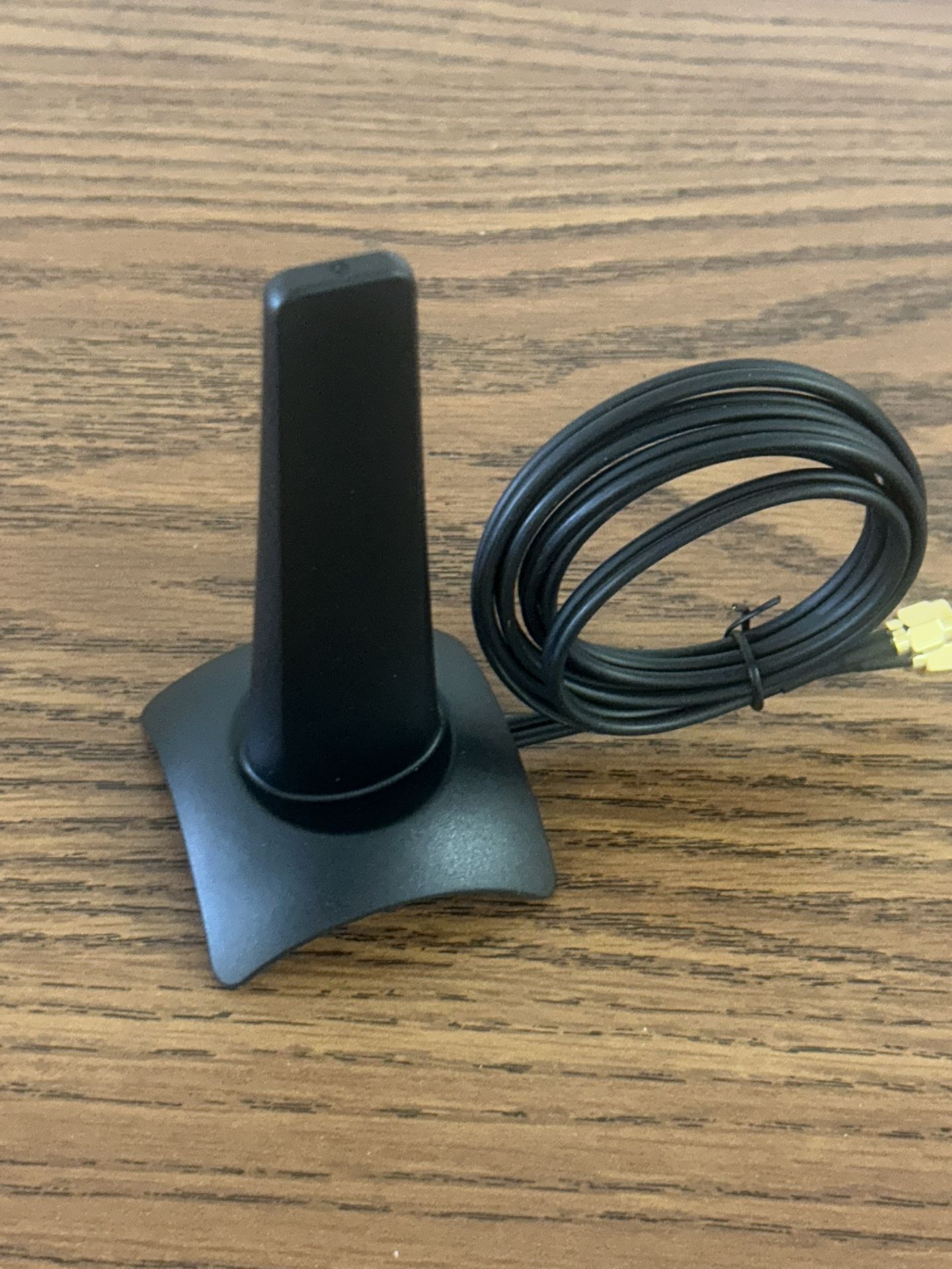 Boost your wireless signal with this high-performance dual SMA antenna from HP.
