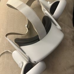 🥽 Oculus Quest 2 – Great Condition + Controllers Included 🎮