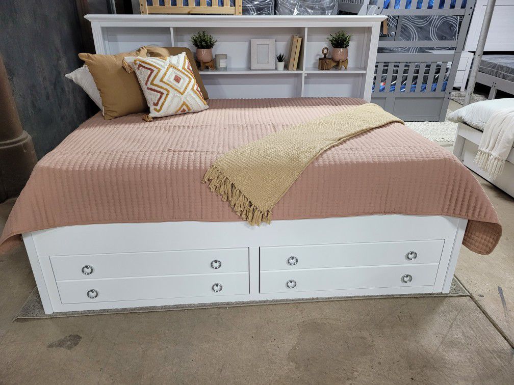 Gorgeous Full Size Bed