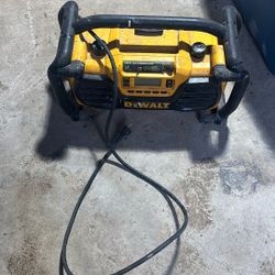 DeWalt DC012 jobsite radio and battery charge
