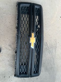 Black 2014 Chevy Silverado grille