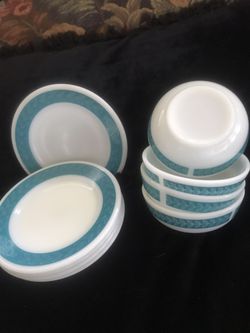 Vintage Pyrex Laurel Leaf bowls & saucers