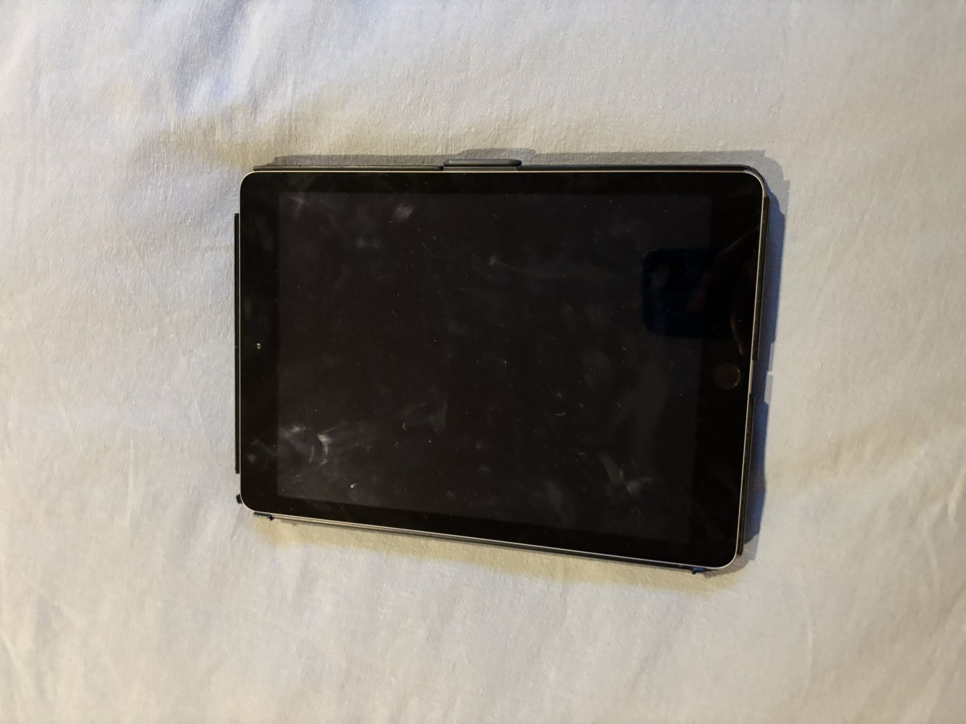 iPad 5th Generation Good Condition