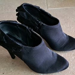 Ladies Size 8 Ruffle At Heel Dress Shoe