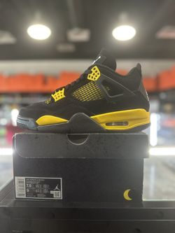Jordan 4 Retro Thunder 2023 (Size 7.5)