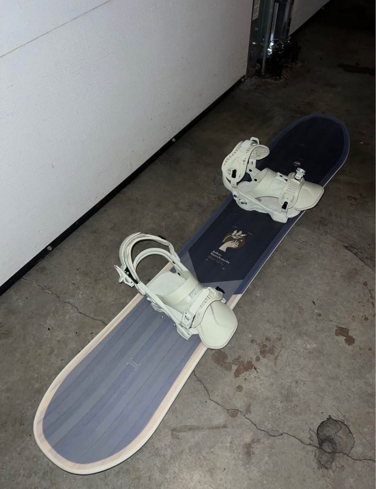 Arbor Snowboard + Sequoia Bindings (138 cm)